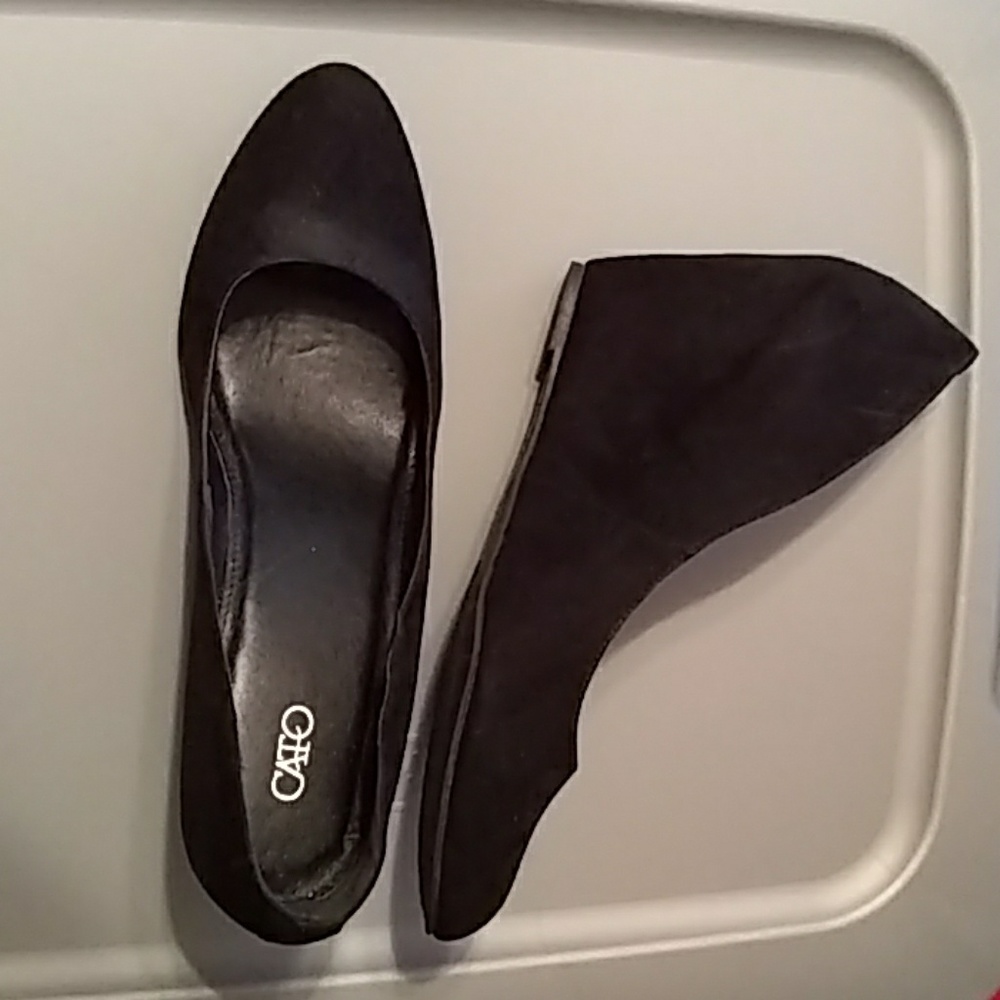 Black wedges